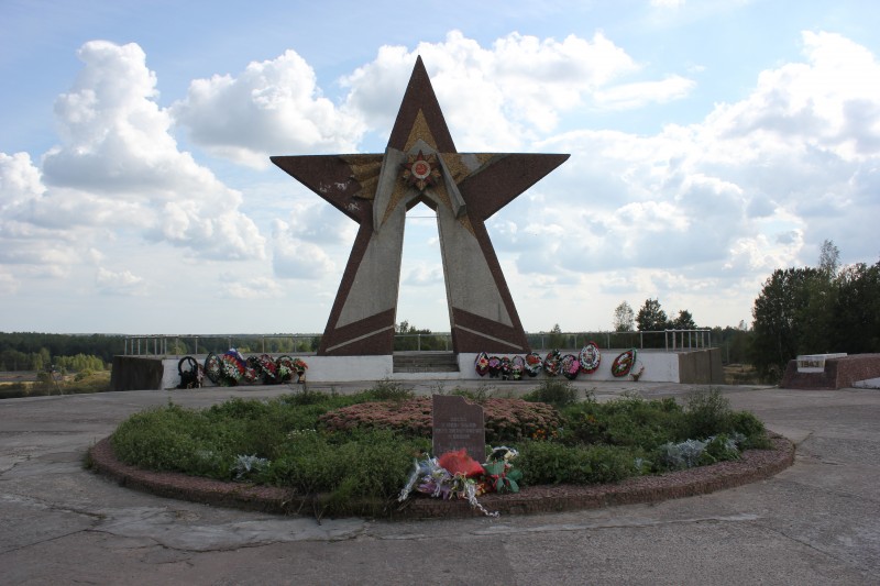 Погода в десногорске на 10. Звезда Десногорск. Звезда в Десногорске. Десногорск парк Победы. Танк в Десногорске.